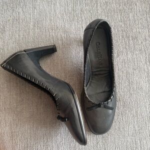 Cole Haan Black Leather Heels Women’s 5.5 Classic Pumps Bow Detail Quiet Luxury